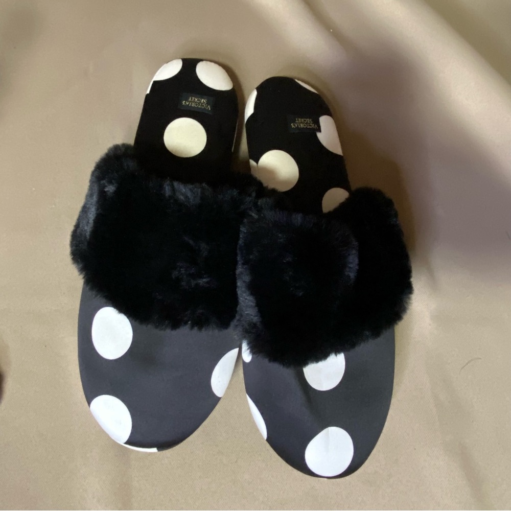 Victoria’s Secret fur lined satin slippers with bag NWOT